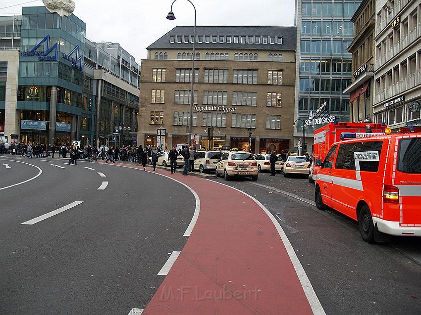 Herrenlose Einkaufstuete gesprengt Koeln Schildergasse P291.JPG